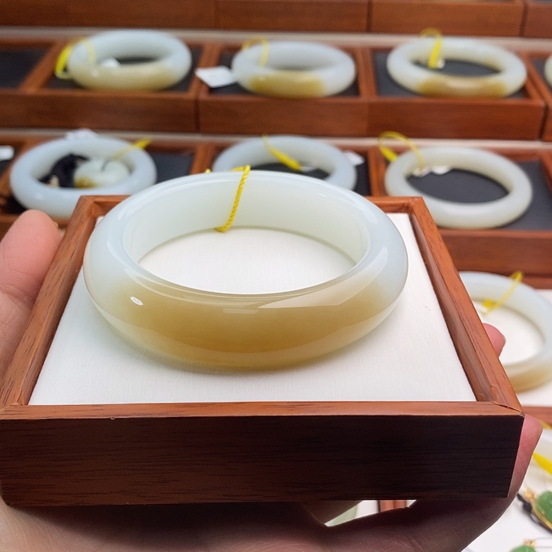 和田玉（糖玉）手镯未镶嵌