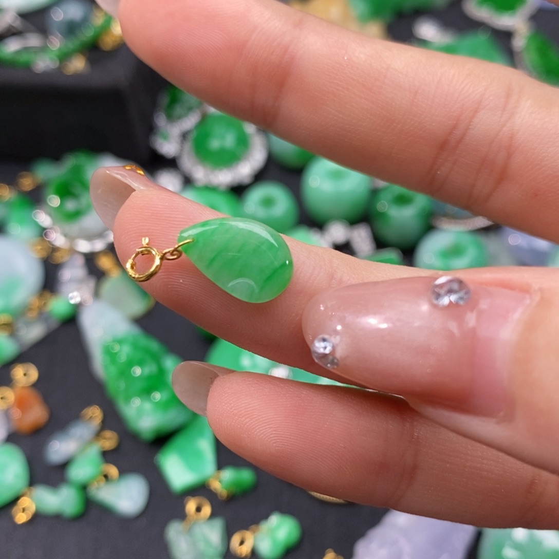 翡翠颈饰18K金镶嵌华***?翡翠