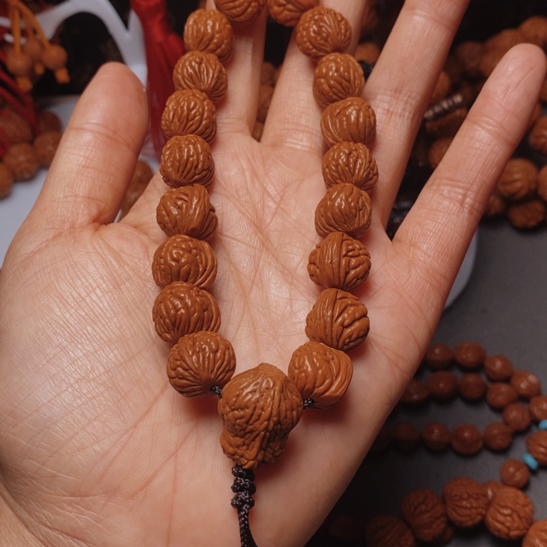 桃核吊坠桃枭手持1