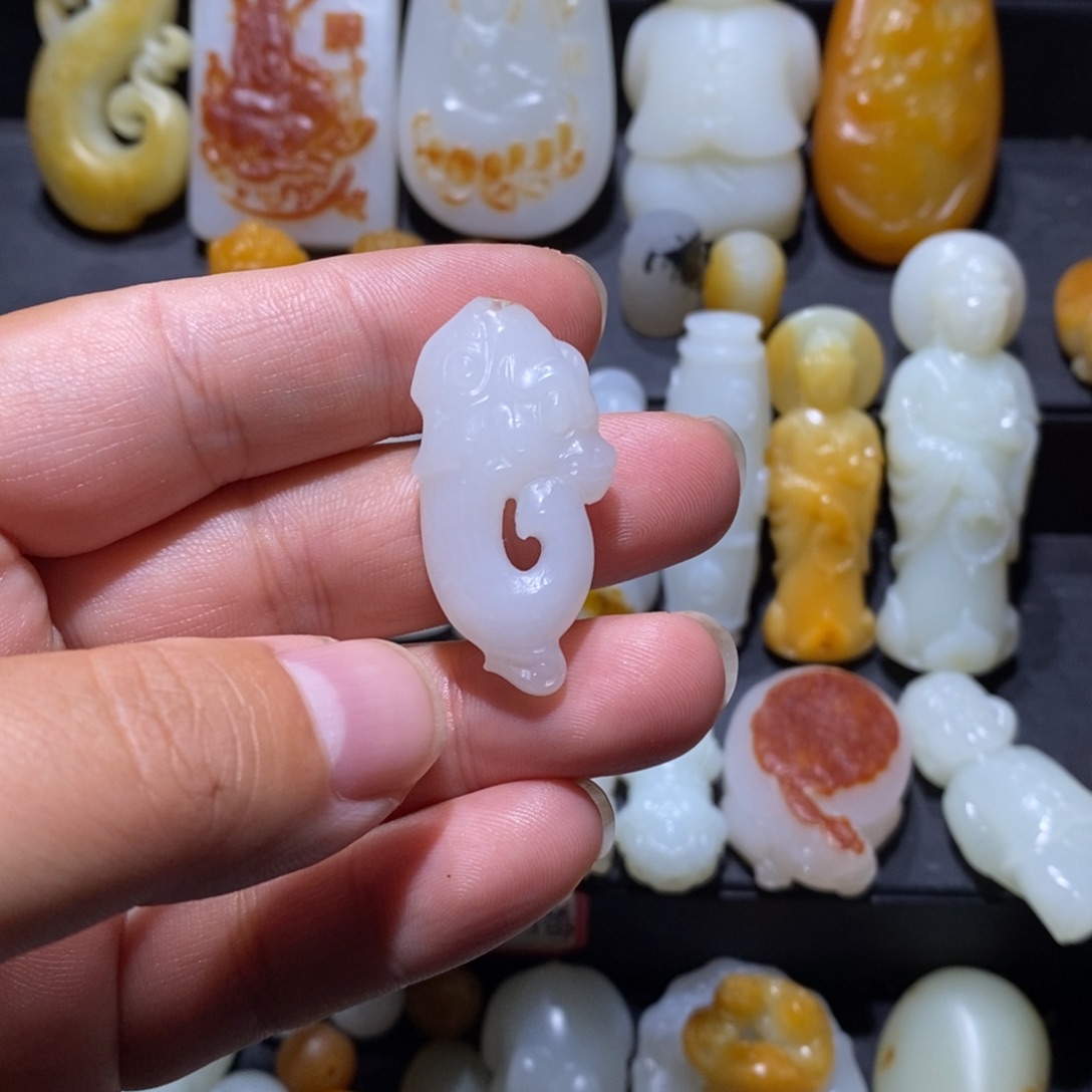 好***情和田玉未镶嵌颈饰