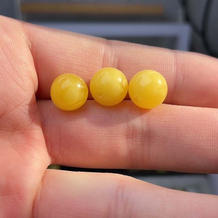 黄***河蜜蜡未镶嵌裸石圆珠三颗约10毫米多微瑕疵