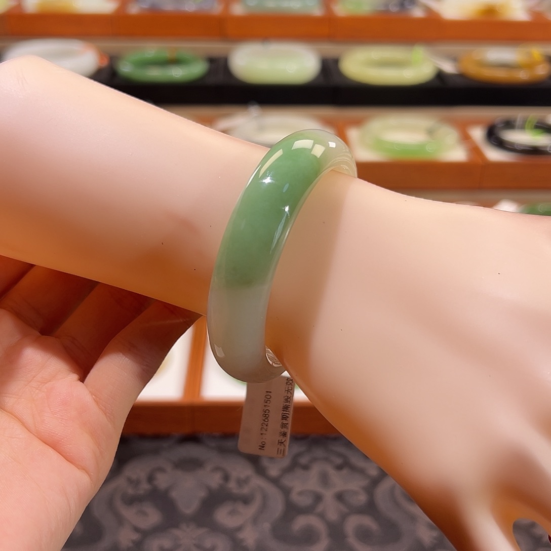 和田玉手镯未镶嵌宽胎白底翠