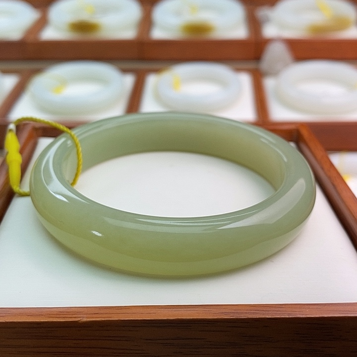 和田玉（青白玉）手镯未镶嵌笑****来