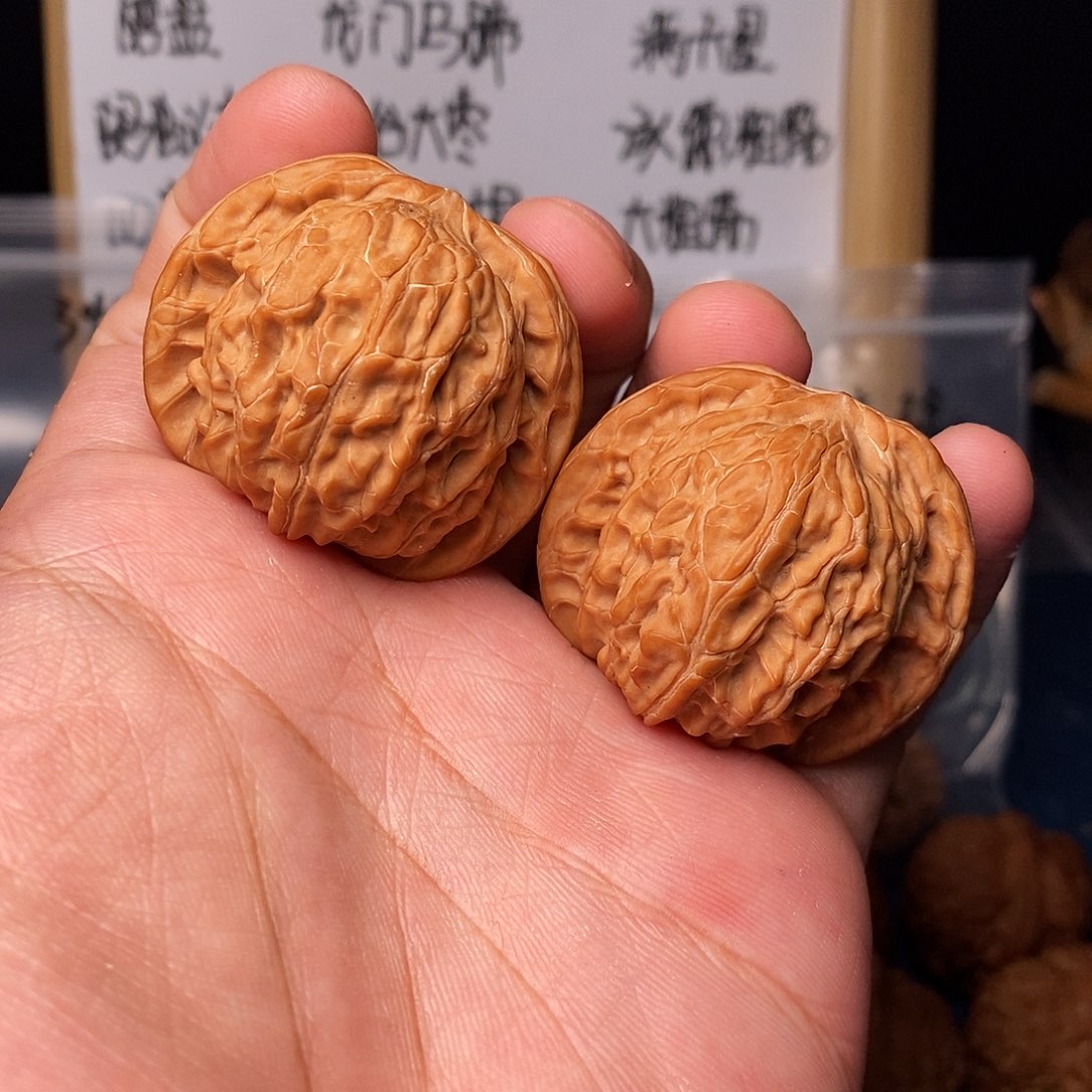 文玩核桃吊坠山地正磨