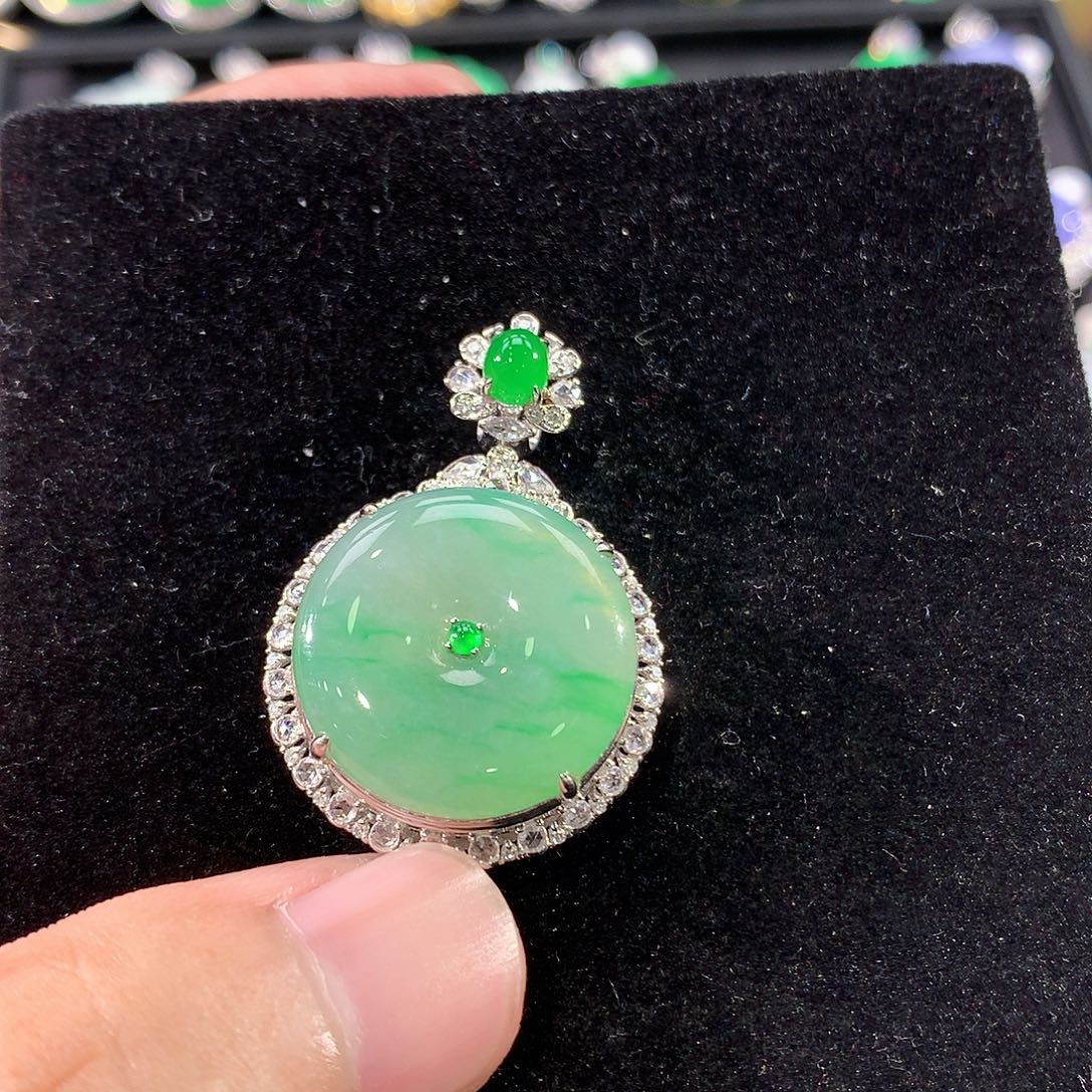 翡翠18K金镶嵌颈饰