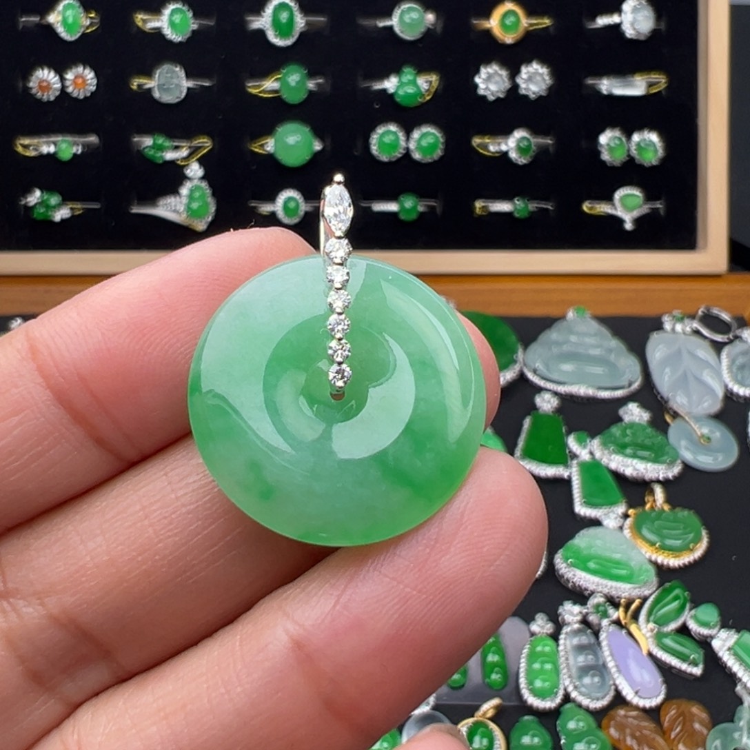 翡翠18K金镶嵌颈饰扣