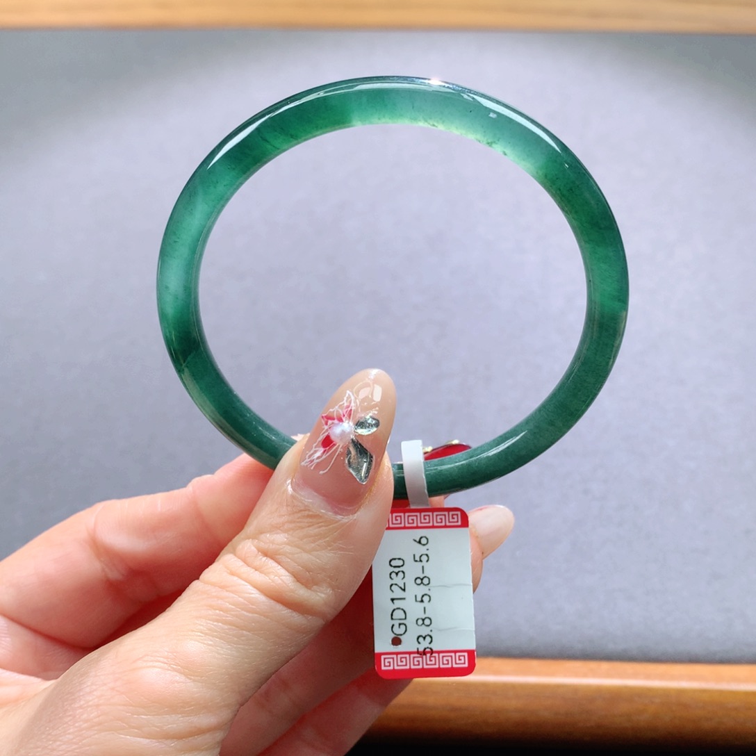 翡翠手镯未镶嵌天然翡翠手镯