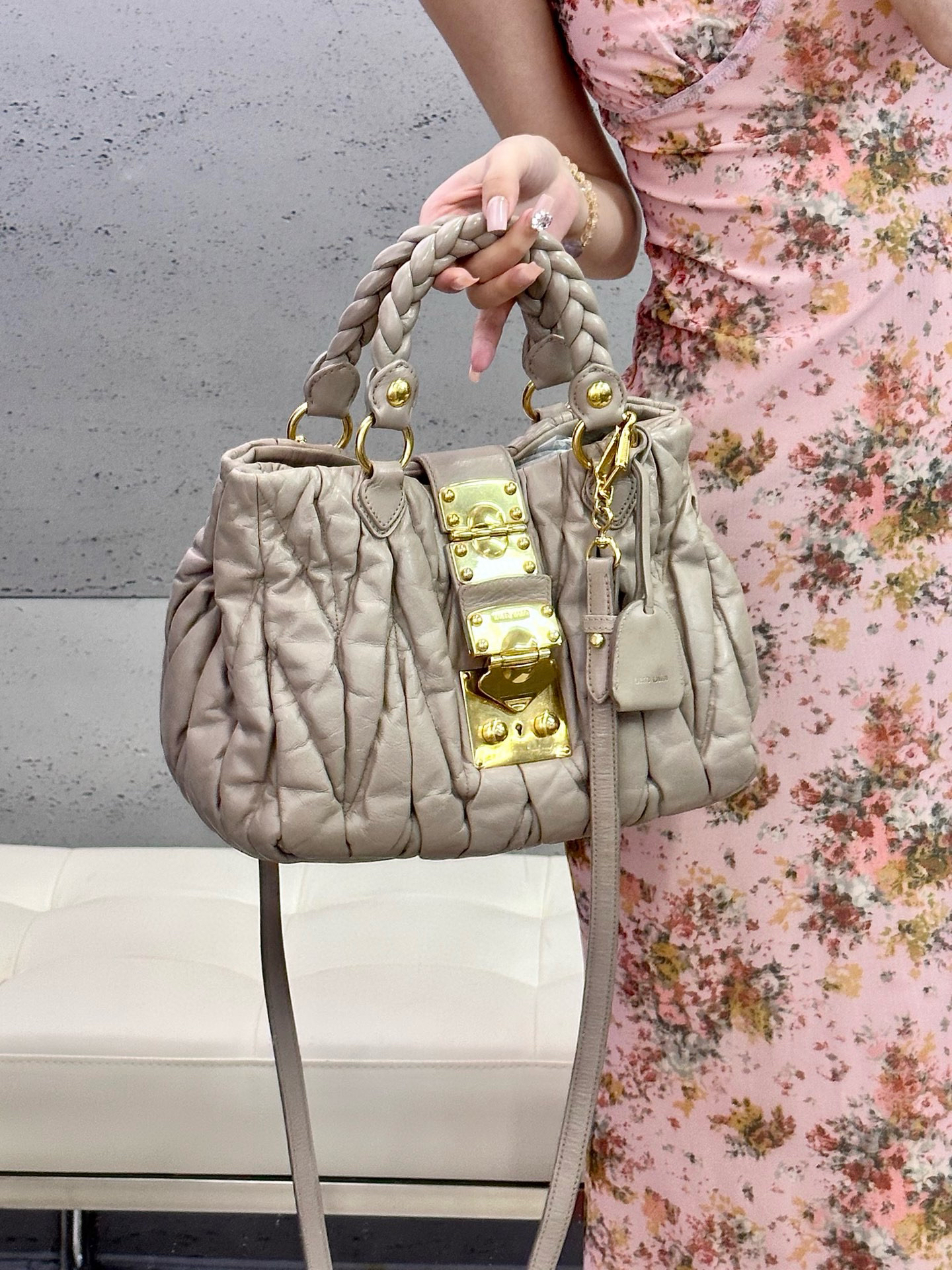 95新 MIU MIU/缪缪 miumiu 裸色元宝手提斜挎包