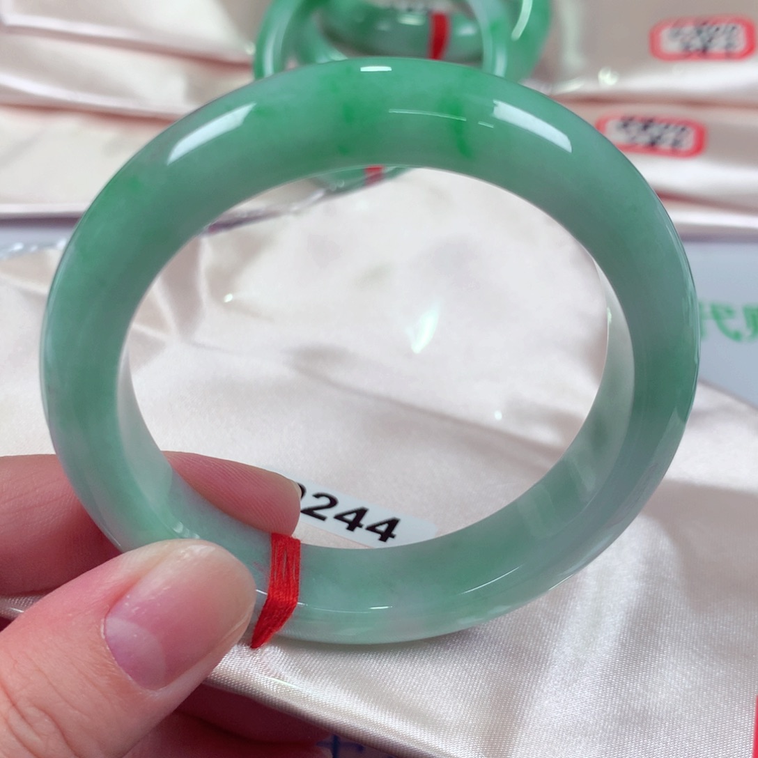 翡翠手镯未镶嵌56圈 0244