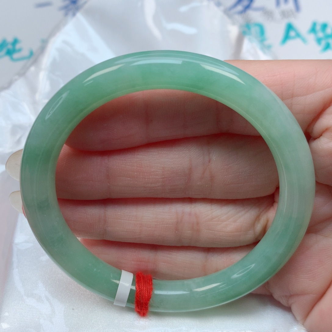 翡翠手镯未镶嵌54.4圆条 果绿底 有纹