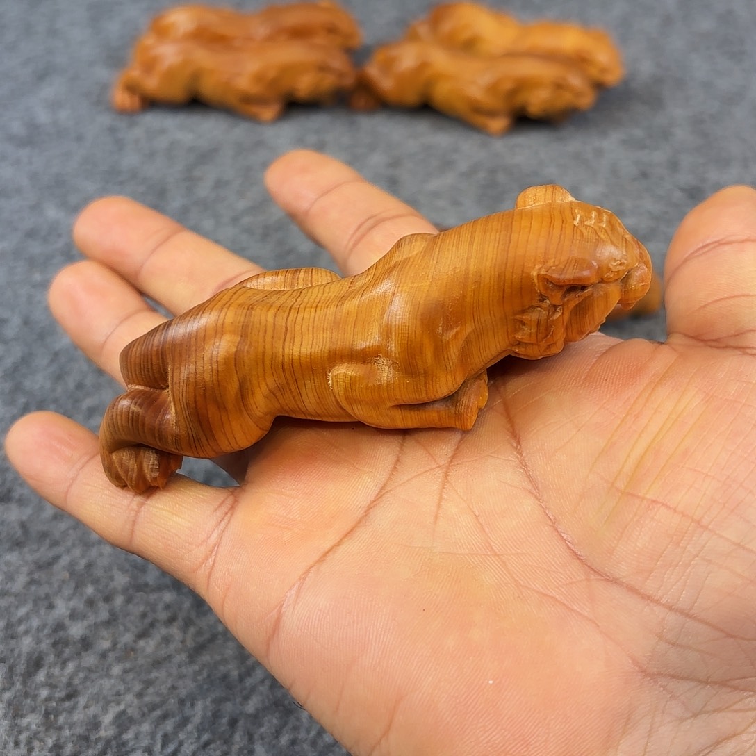 崖柏虎虎生威 把件