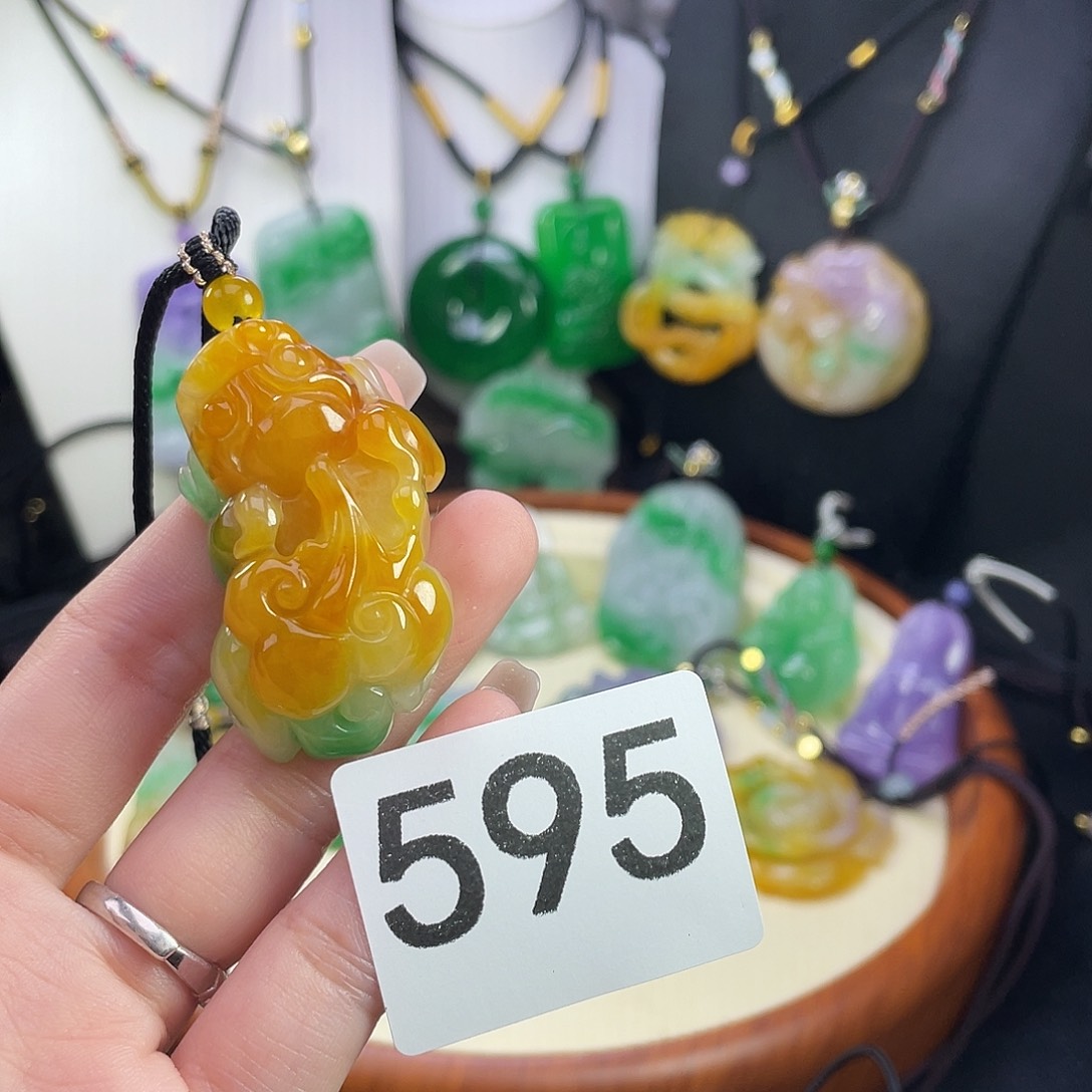 翡翠未镶嵌吊坠(赠链)