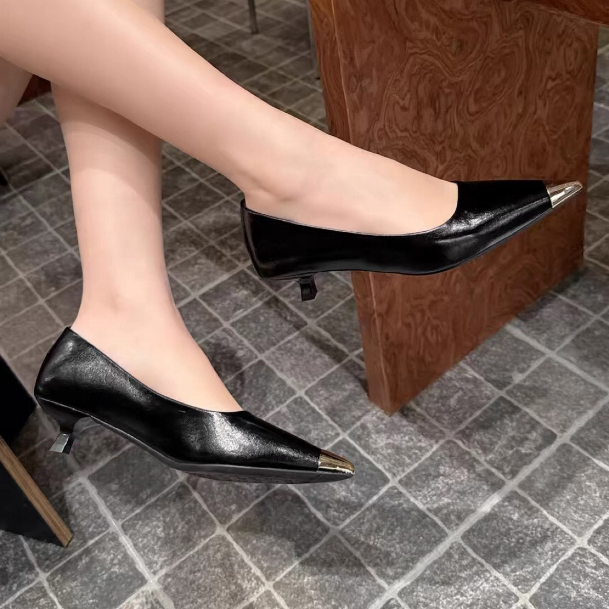 3696金属尖头浅口细跟中跟单鞋2025新款时尚低跟显瘦女鞋瓢鞋