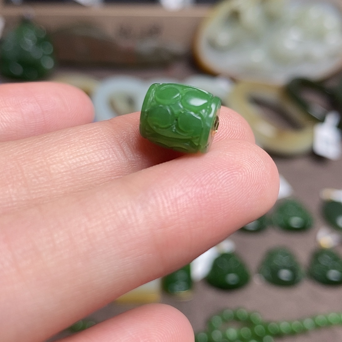 颈饰18K金镶嵌和田玉