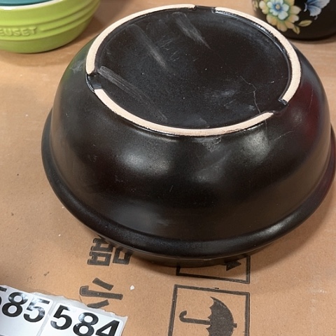 微瑕，不能明火，口径17厘米，高度8.5石锅一个