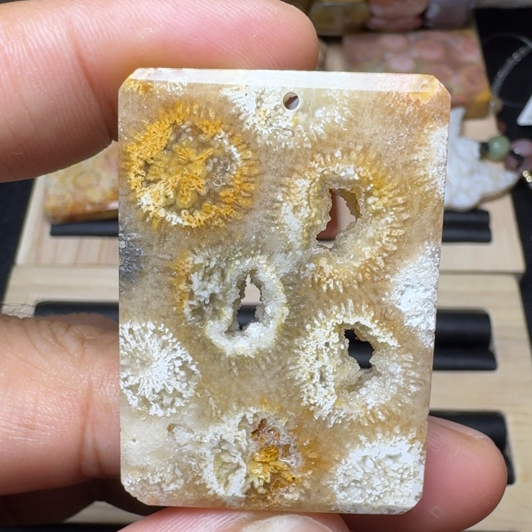 未镶嵌纯天然色有机玉石保真色硅化玉