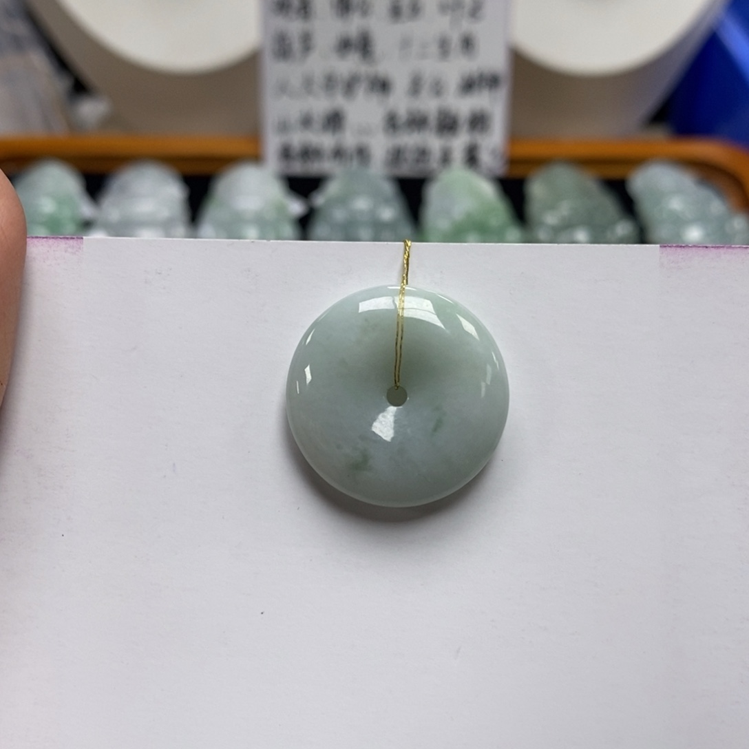 翡翠颈饰未镶嵌平安扣