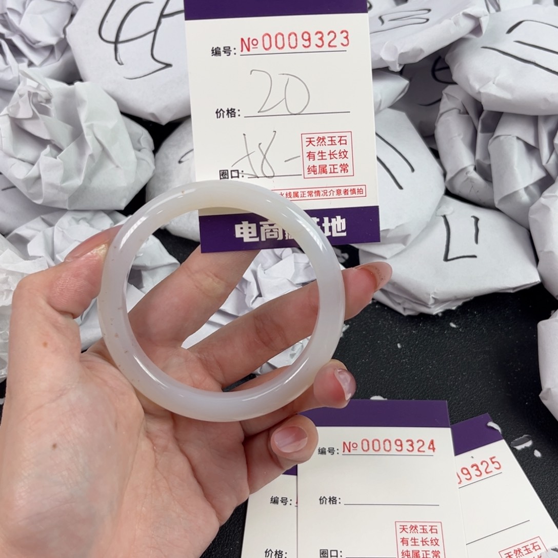 玛瑙/玉髓手镯未镶嵌9323