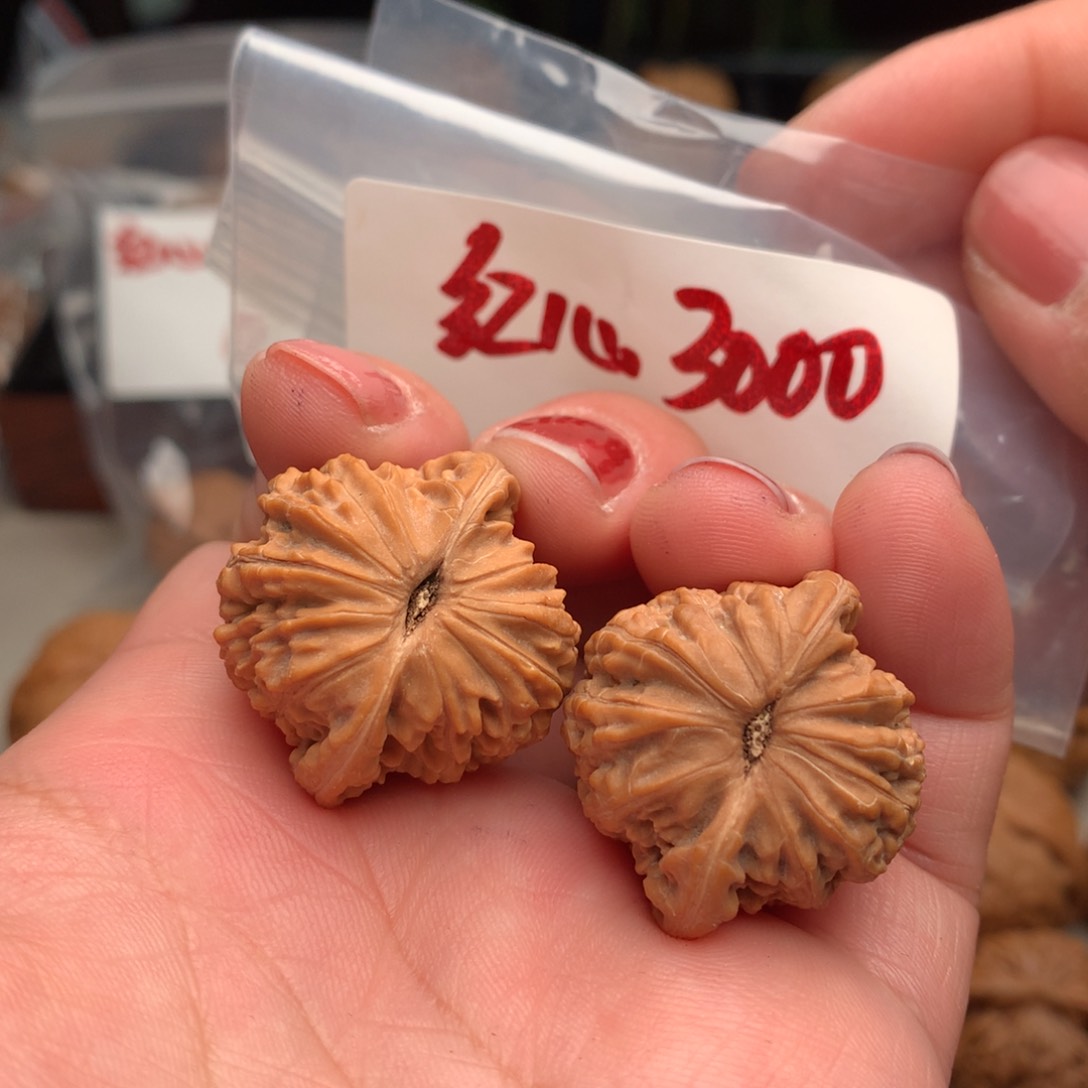 文玩核桃把件红心3000……….