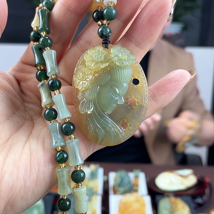蛇纹石玉颈饰未镶嵌