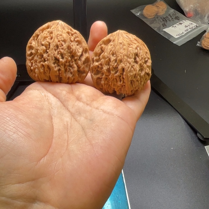 桃核吊坠C*c44不到5南疆石52克