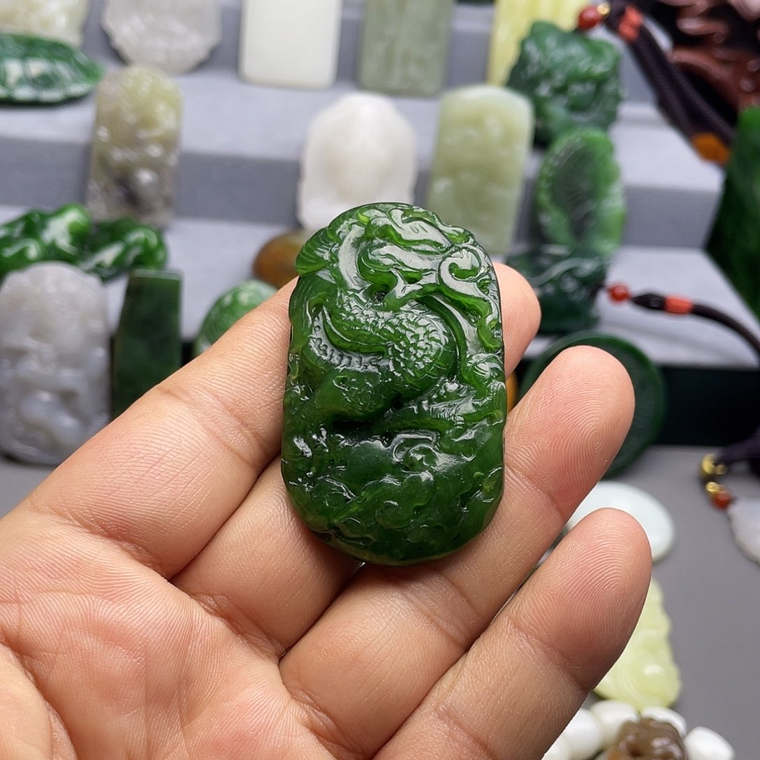 阿***信和田玉未镶嵌颈饰