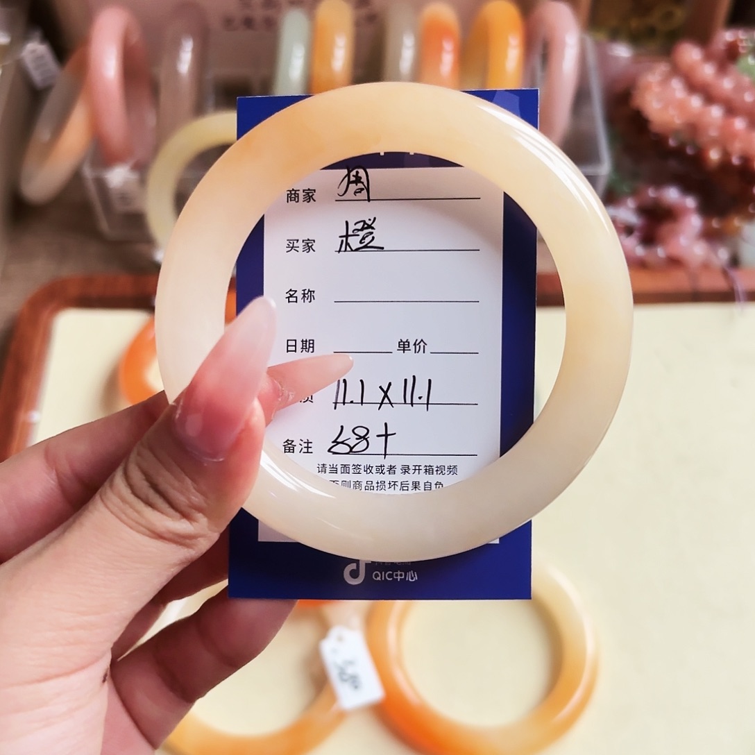 是***啊石英质玉未镶嵌手镯