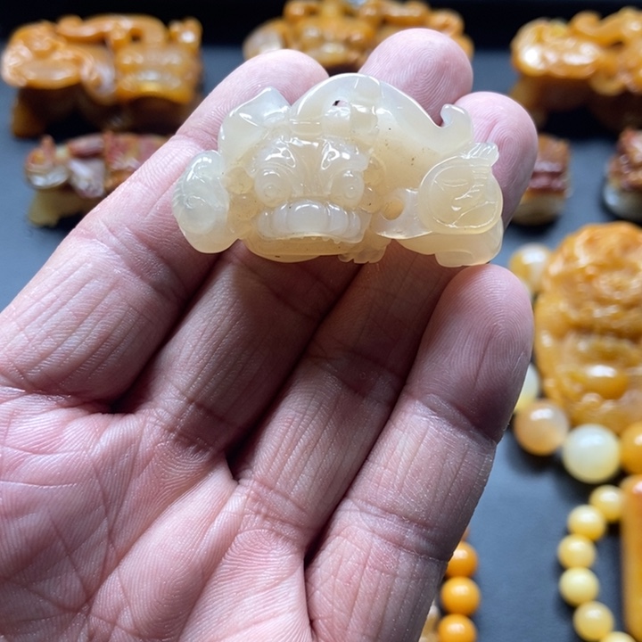 石英质玉（黄龙玉）未镶嵌颈饰