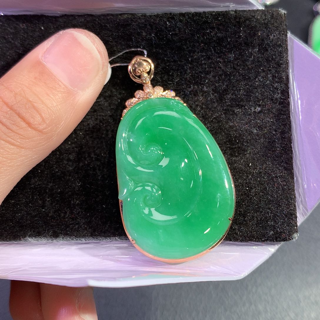 翡翠吊坠(赠链)18K金镶嵌