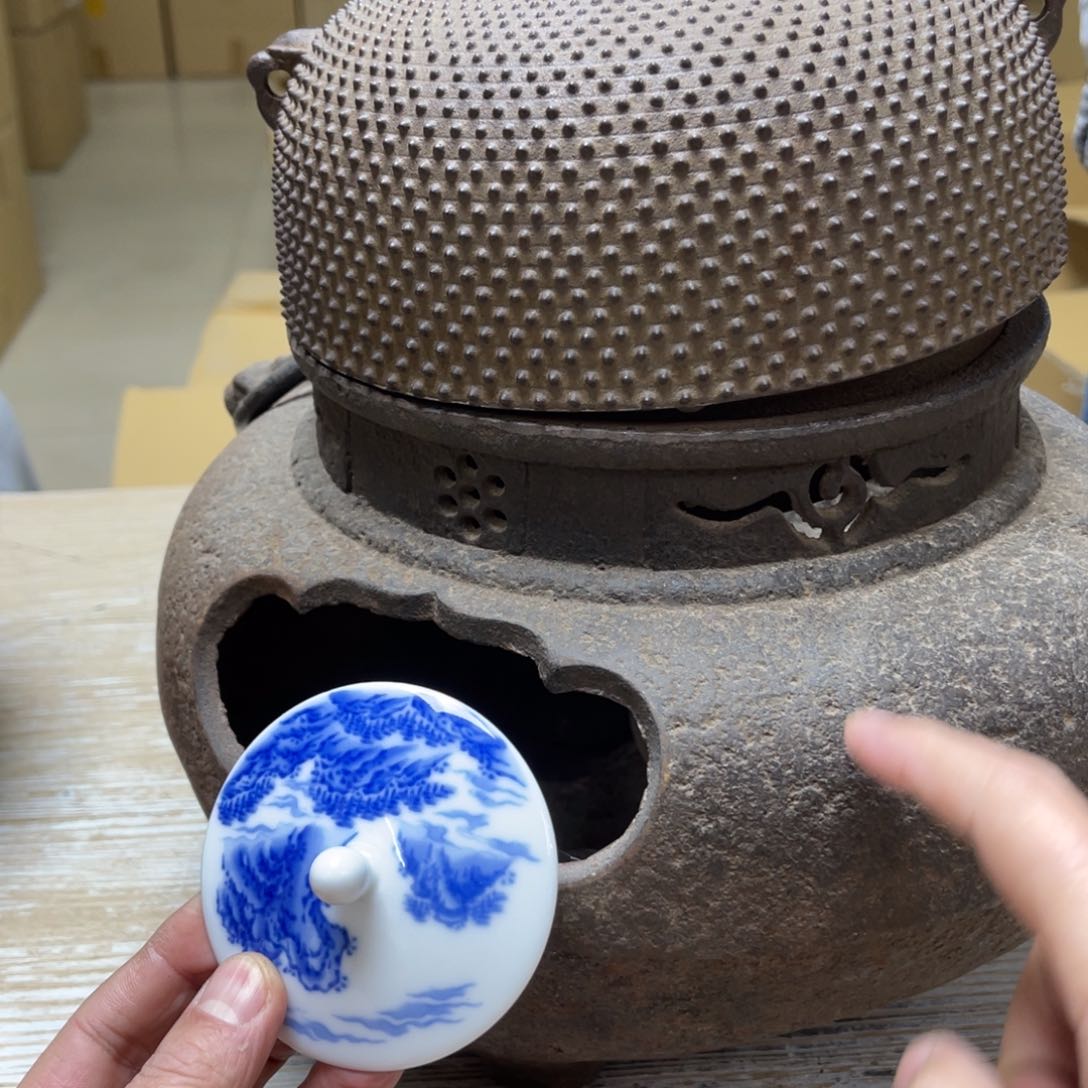 瓷片密密麻麻地排列着