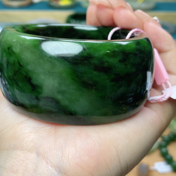 和田玉手镯59圈口。编号35未镶嵌