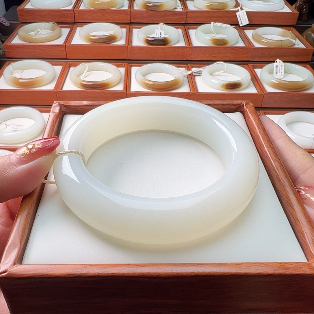 和田玉手镯未镶嵌56