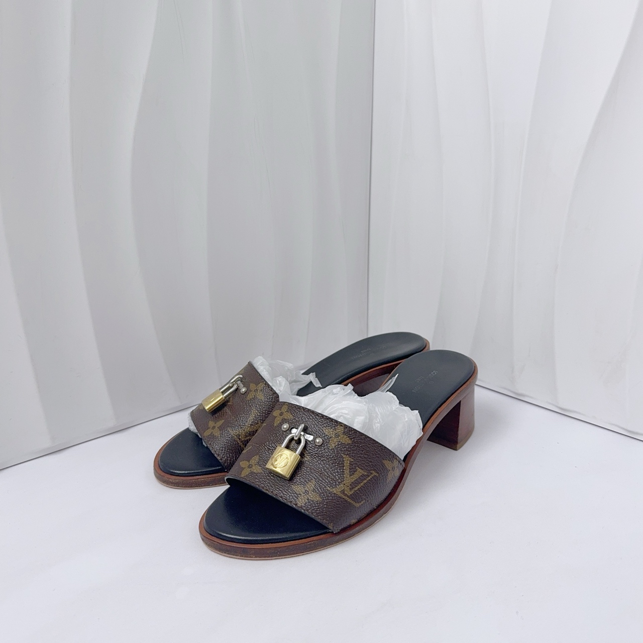 95新 LouisVuitton/路易威登 37码/LV 棕老花满印锁扣高跟拖鞋