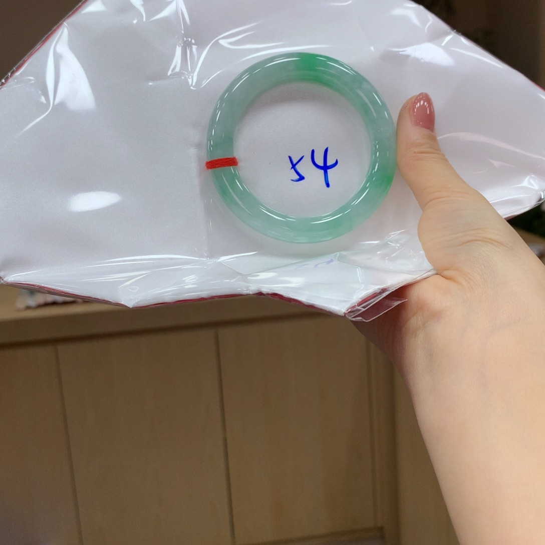 翡翠手镯未镶嵌不退不换