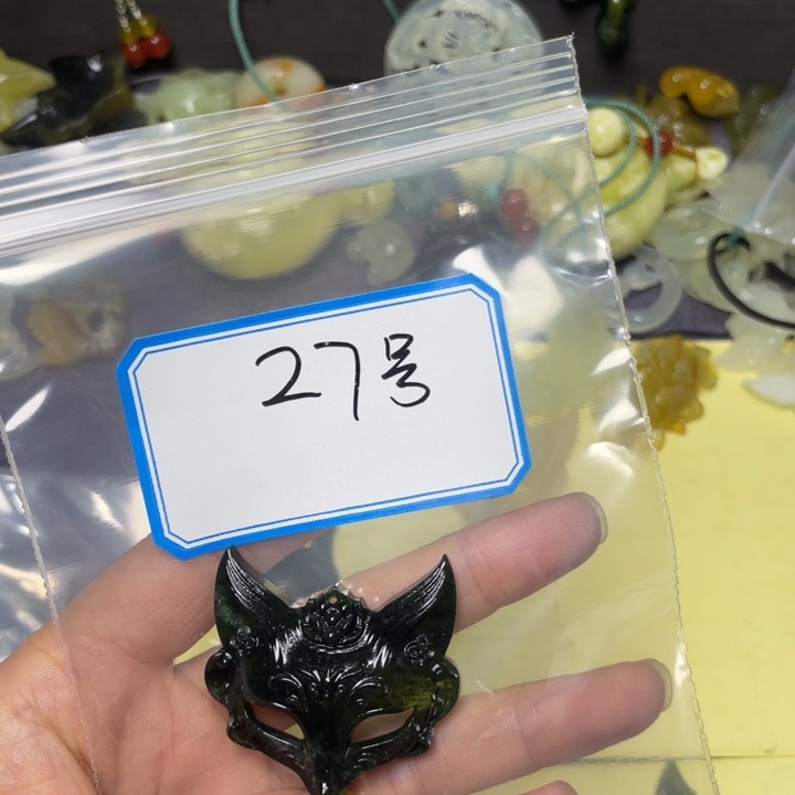 蛇纹石玉颈饰合金张**?