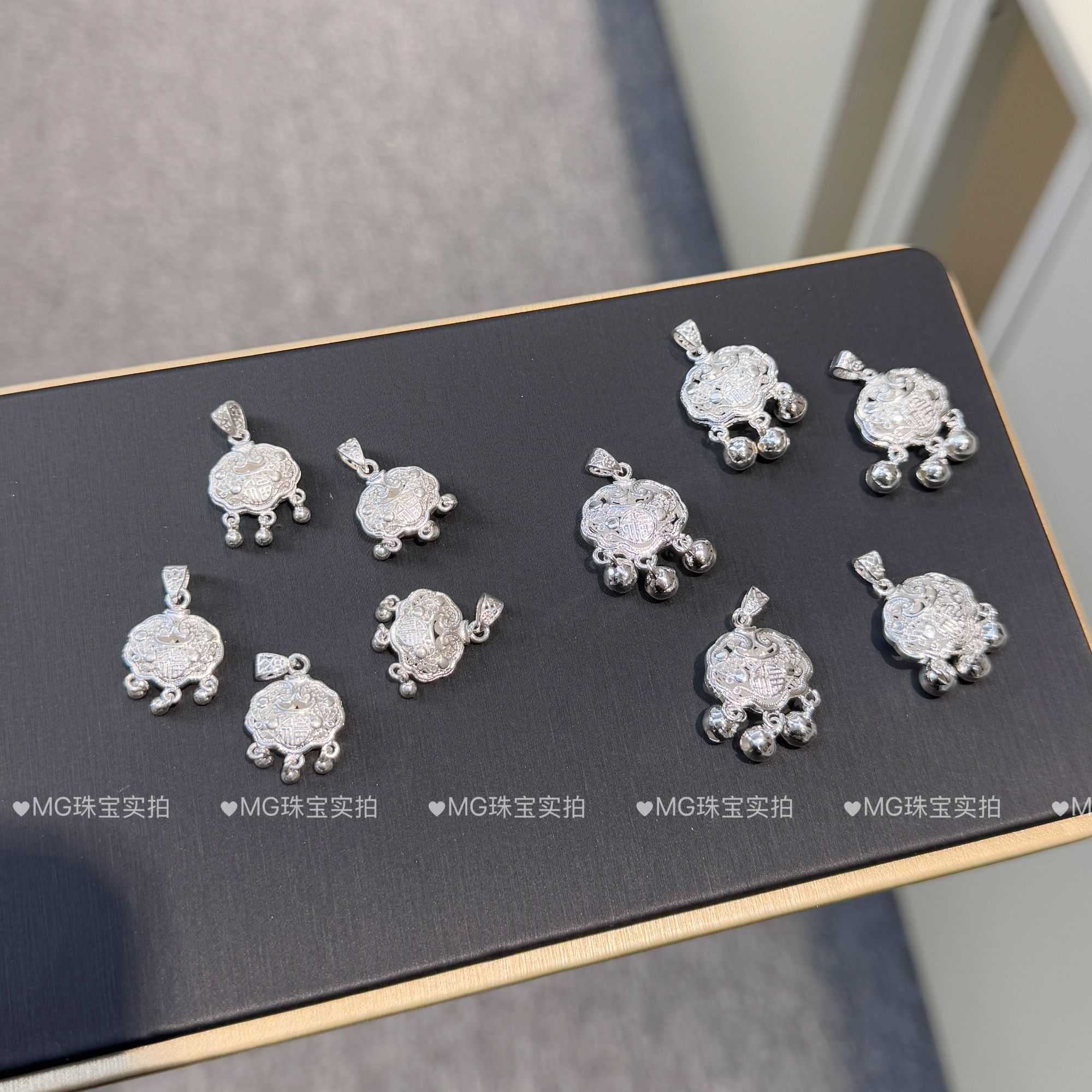 通体  H228银色福牌平安锁吊坠/大小