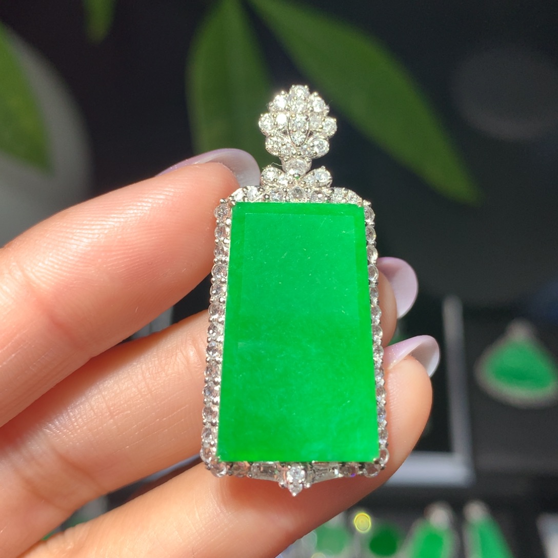 翡翠颈饰18K金镶嵌翡翠