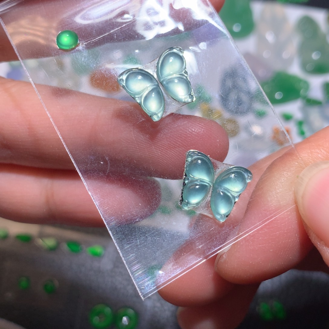 鹿***鹿翡翠未镶嵌颈饰蝴蝶买断不退