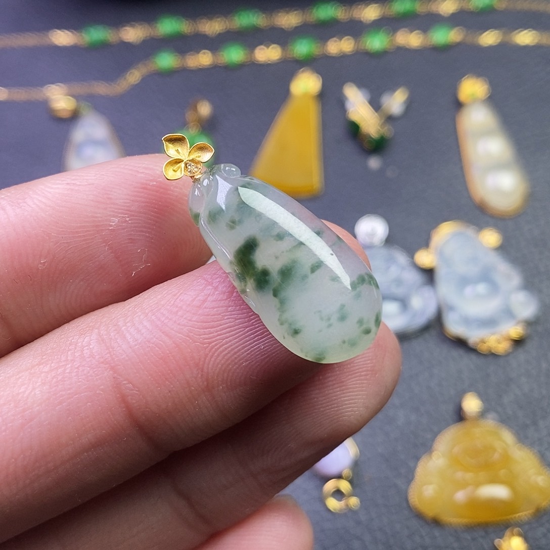 颈饰18K金镶嵌翡翠