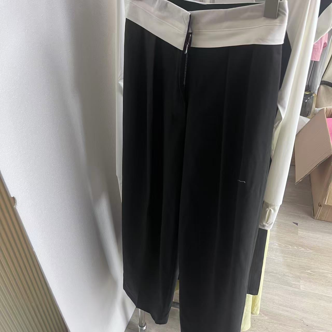 【L.BEAUTIFUL U】简约大气黑白撞色褶皱直筒裤UU053006