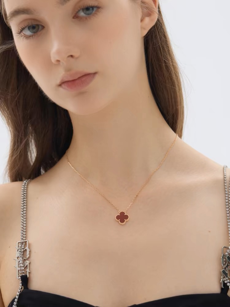 钛钢项链 新款夏季女款双面时尚轻奢百搭不掉色红色四叶花锁骨链