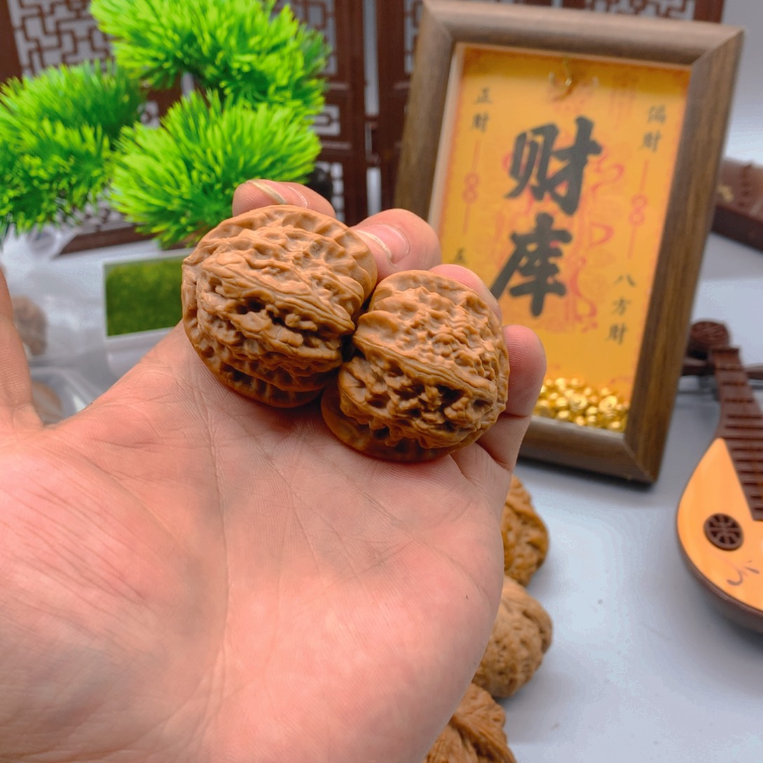 文玩核桃白狮子三角白