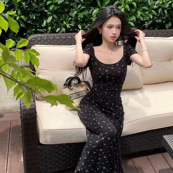 设计感ins黑色碎花短袖连衣裙夏装女2024新款中长款显瘦修身吊带A