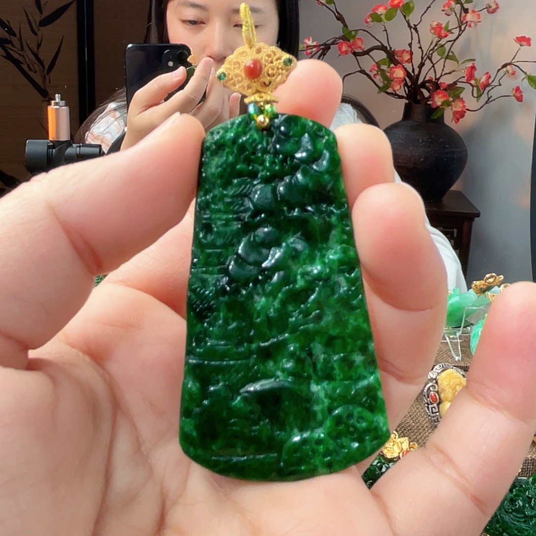 翡翠未镶嵌吊坠(赠链)