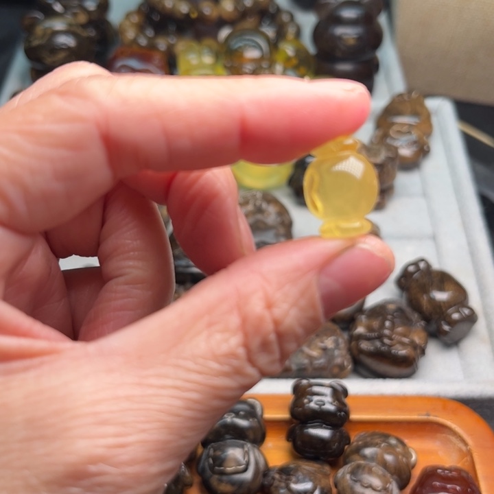 周***末琥珀未镶嵌颈饰蜜蜡