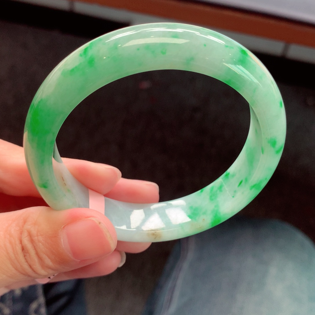 翡翠手镯未镶嵌翡翠