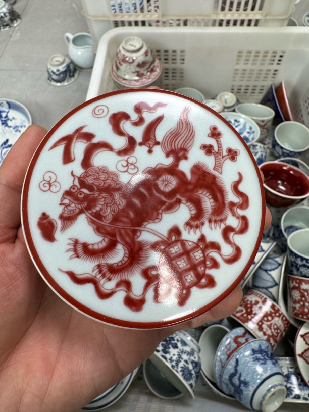 景德镇釉里红狮子杯垫