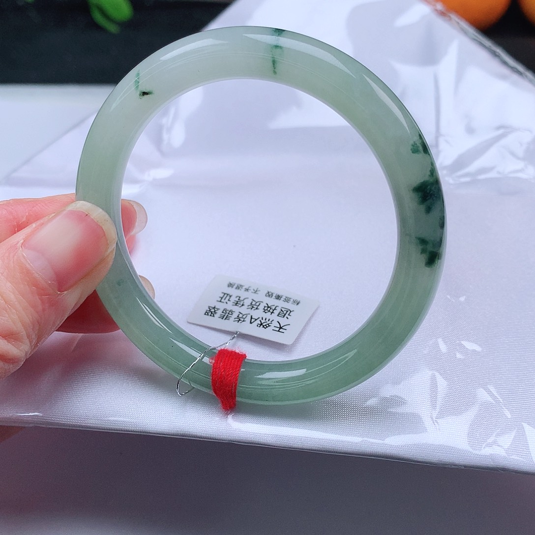 翡翠手镯未镶嵌52圈