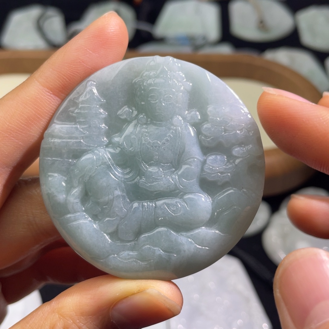 翡翠未镶嵌颈饰观音，微瑕