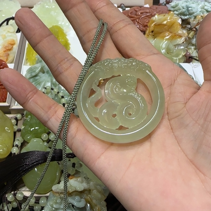 蛇纹石玉吊坠未镶嵌情**钟